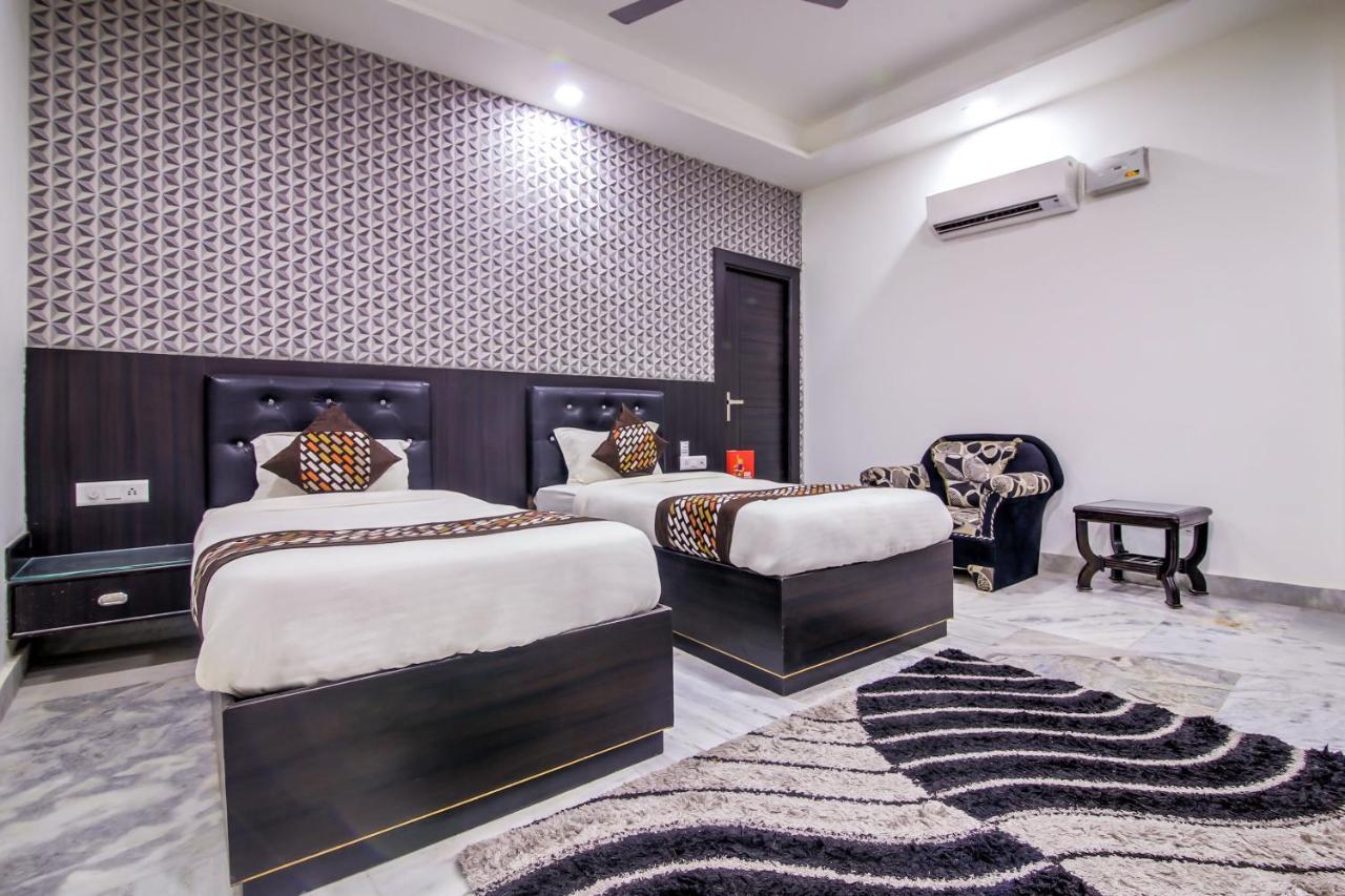 Hotel Oyo 8888 Riga Hs Deluxe Agra  Zimmer foto